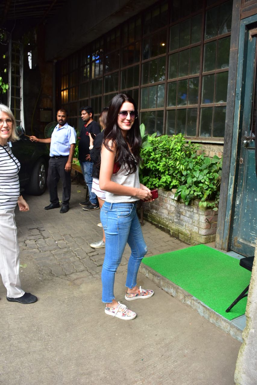 isabelle kaif spotted in bandra 3