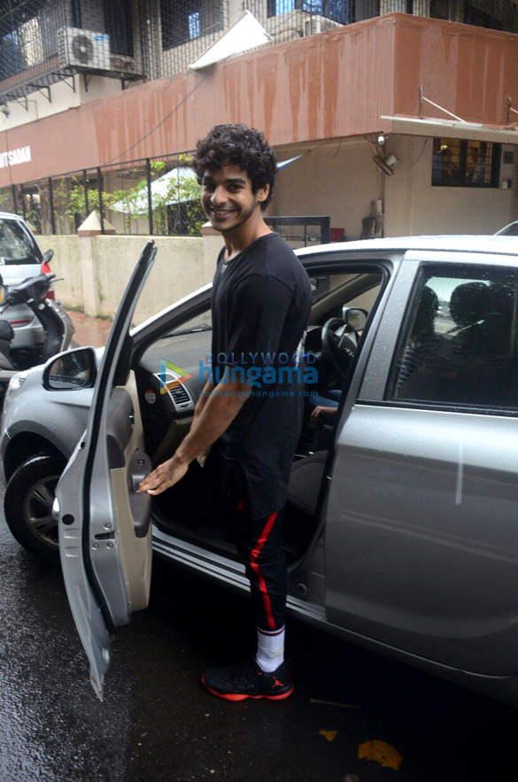 ishaan khatter snapped at the matrix office in bandra 1 2