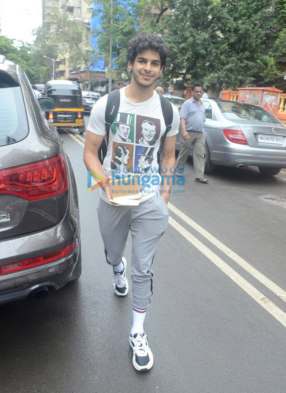 ishaan khatter spotted at farmers cafe in bandra 4