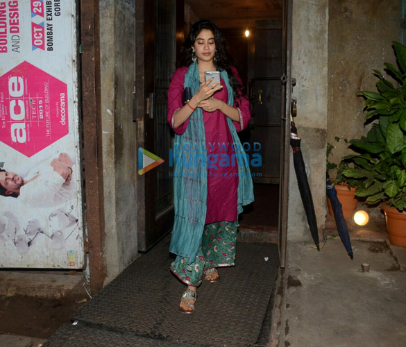 janhvi kapoor snapped at pali bhavan in bandra 4