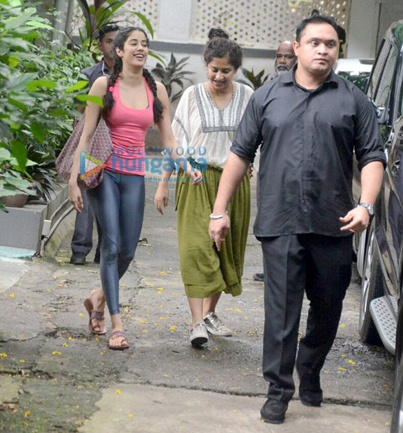 janhvi kapoor snapped outside gauri shindes office in bandra 6
