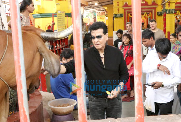 jitendra kapoor snapped at a temple in juhu 2
