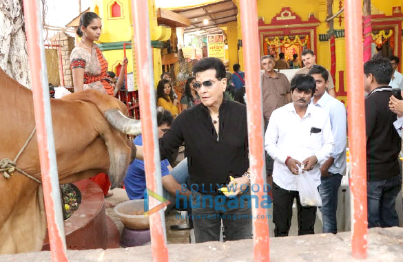 jitendra kapoor snapped at a temple in juhu 3