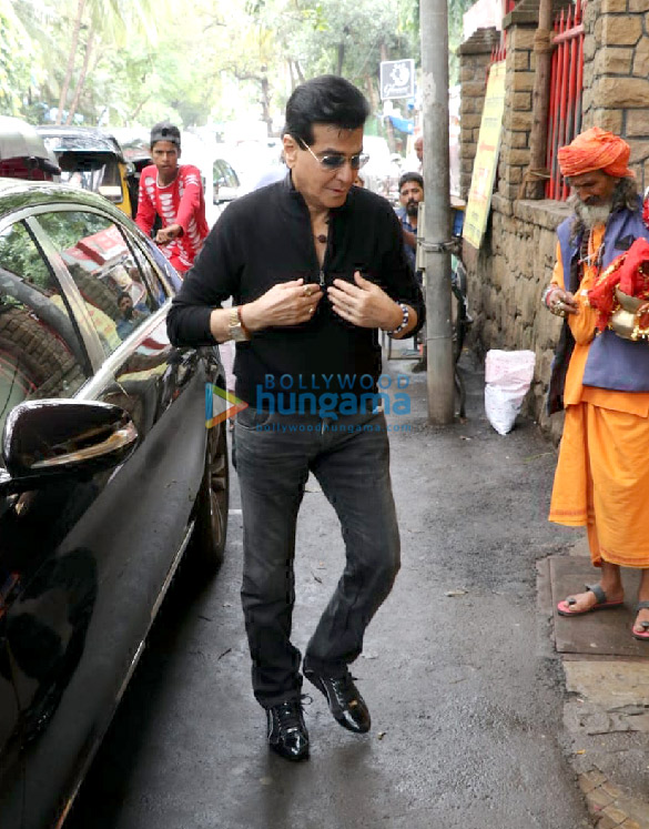 jitendra kapoor snapped at a temple in juhu 6