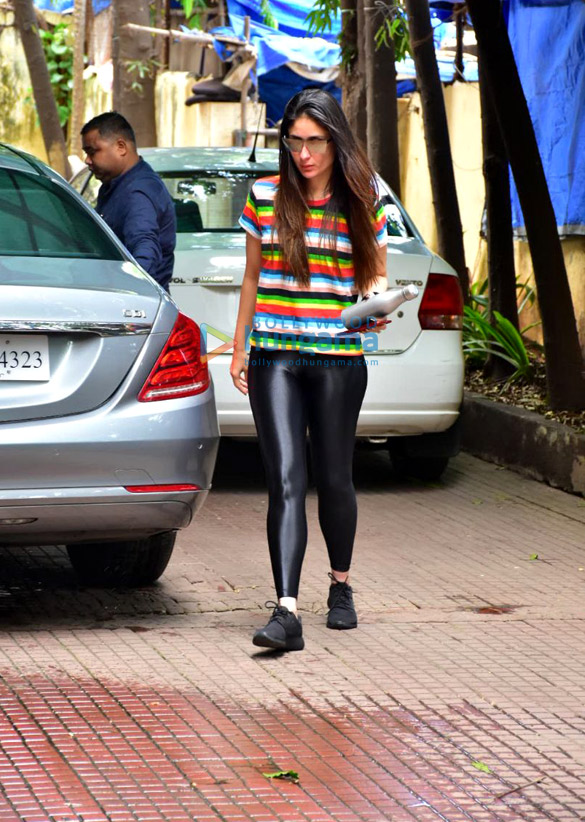 kareena kapoor khan and malaika arora spotted at the gym in bandra 3 2