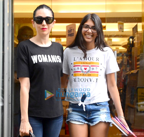 karisma kapoor snapped with her daughter at a book store 1