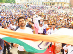 Kartik Aaryan celebrates Independence Day with thousands of kids in his school