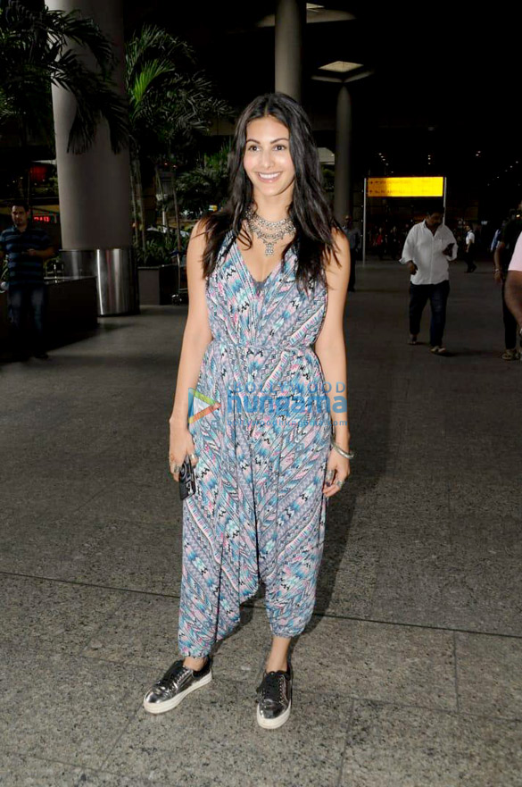 manoj bajpayee taapsee pannu and others snapped at the airport 002