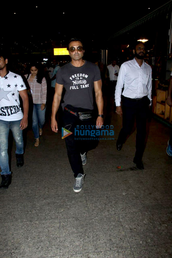 manoj bajpayee taapsee pannu and others snapped at the airport 3