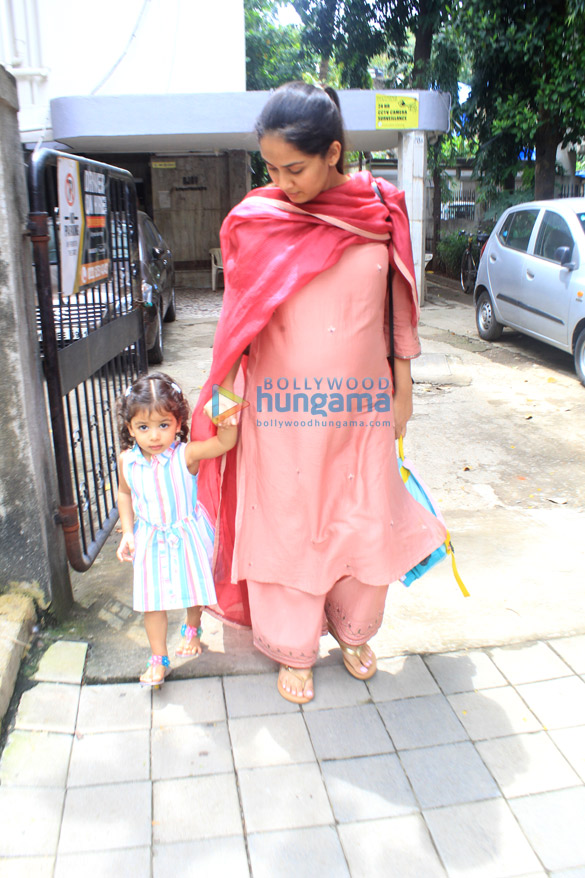 mira rajput snapped with her daughter misha in khar 5