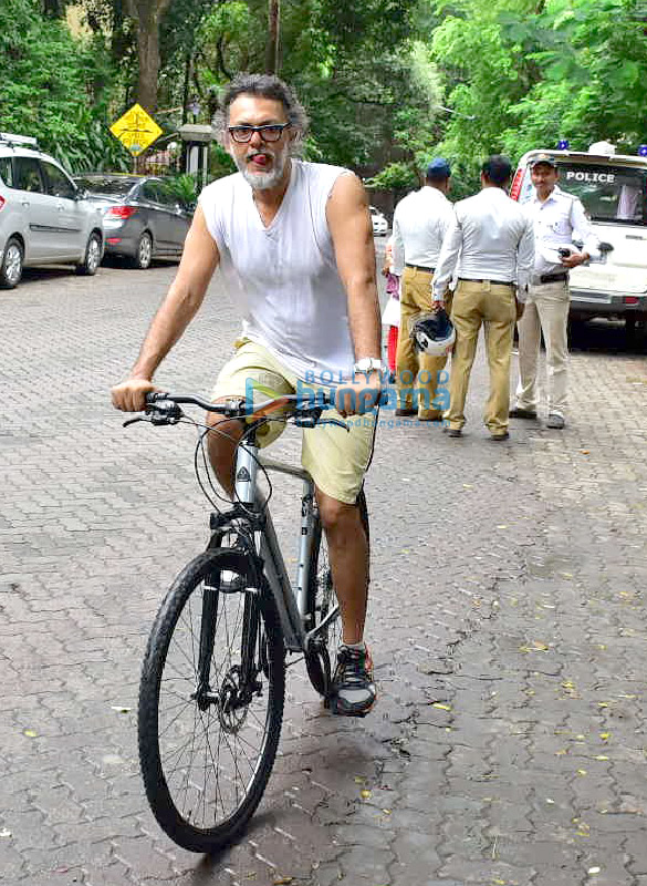 rakeysh omprakash mehra snapped on his cycle 4