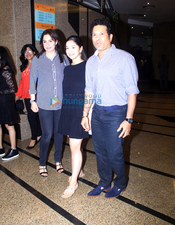 sachin tendulkar snapped with his family at rang mandir in bandra 2