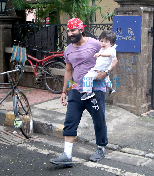 saif ali khan and taimur ali khan spotted in bandra 5