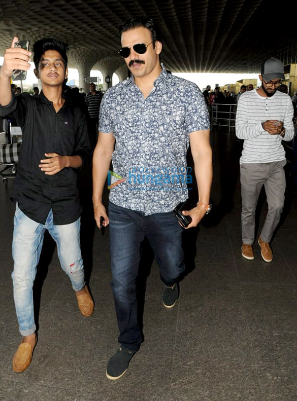 saif ali khan taapsee pannu vivek oberoi and others snapped at the airport 5