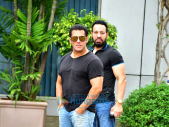 Salman Khan, Aayush Sharma, Warina Hussain and others snapped at the Kalina airport