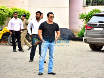 Salman Khan, Aayush Sharma, Warina Hussain and others snapped at the Kalina airport