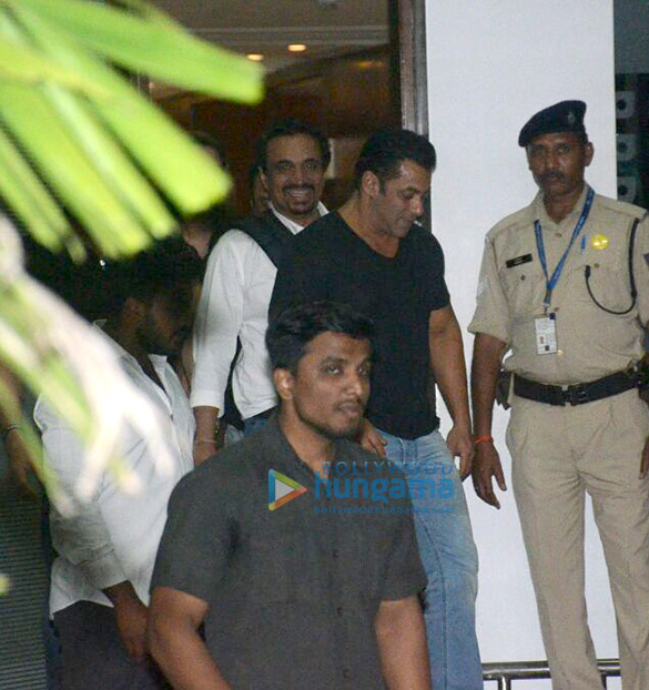 Salman Khan, Shah Rukh Khan and others snapped at Kalina airport Salman Khan, Shah Rukh Khan and others snapped at Kalina airport