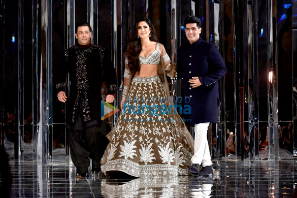 salman khan and katrina kaif walks the ramp for manish malhotras fashion show 7