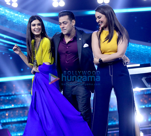 Sonakshi Sinha and Diana Penty promote Happy Phirr Bhag Jayegi on Salman Khan’s Dus Ka Dum Sonakshi Sinha and Diana Penty promote Happy Phirr Bhag Jayegi on Salman Khan’s Dus Ka Dum