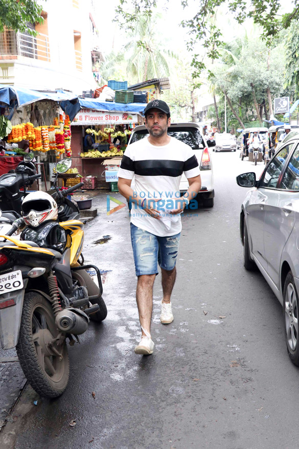 sara ali khan tusshar kapoor and others snapped at shree mukteshwar devalaya temple in juhu 2