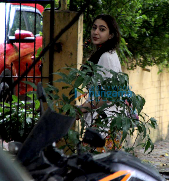Sara Ali Khan and Abhishek Kapoor spotted at dubbing studio for ‘Kedarnath’ Sara Ali Khan and Abhishek Kapoor spotted at dubbing studio for ‘Kedarnath’