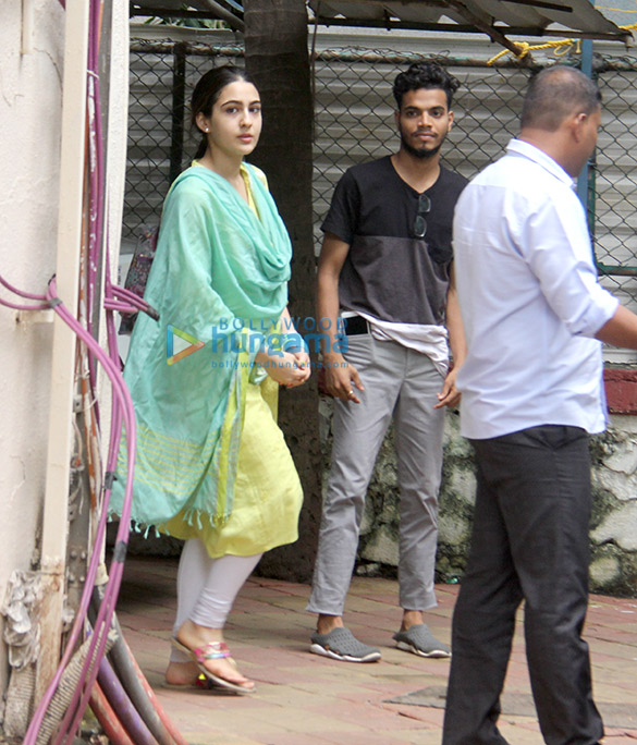 sara ali khan spotted at satyam dance class in juhu 2
