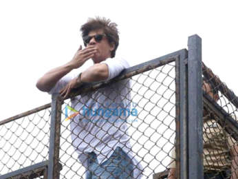 Shah Rukh Khan snapped outside Mannat wishing fans for Eid