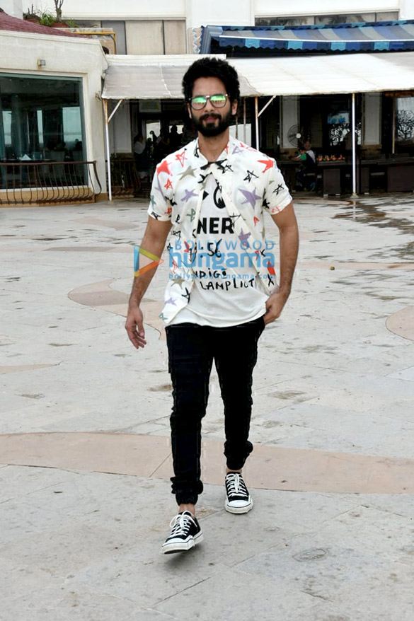 shahid kapoor snapped at juhu 6 2