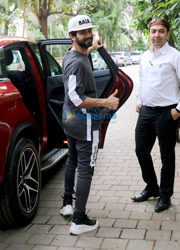 shahid kapoor spotted in juhu 2