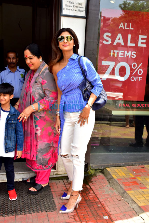 shilpa shetty snapped with family at bastain in bandra 2