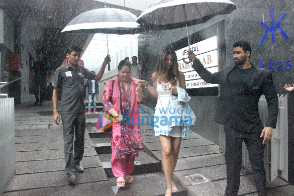 shilpa shetty snapped with family at hakkasan in bandra 5