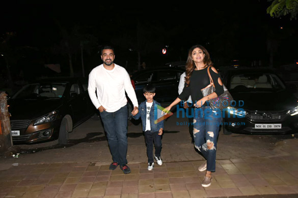 shilpa shetty snapped with her family in juhu 1
