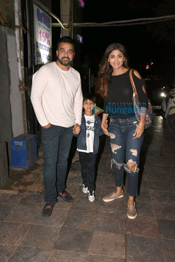 shilpa shetty snapped with her family in juhu 4
