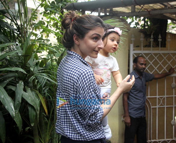 soha ali khan visits taimur ali khans playschool with inaaya naumi 1