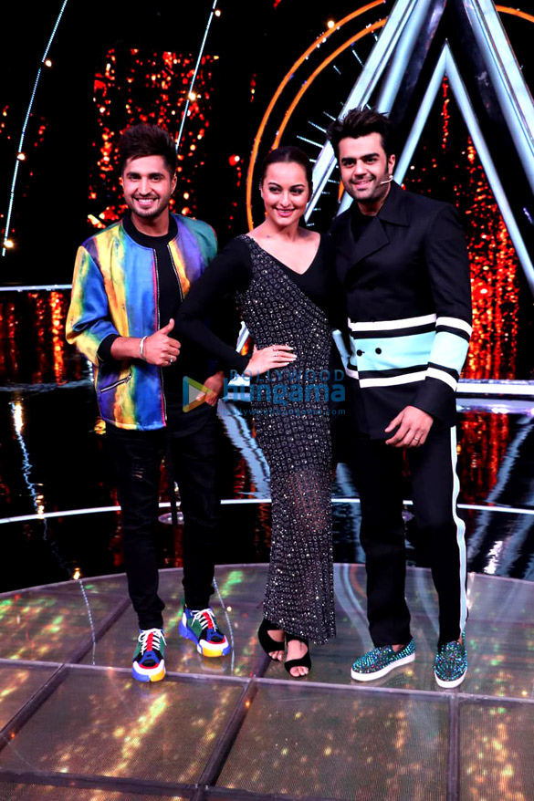 sonakshi sinha snapped on the sets of indian idol 10