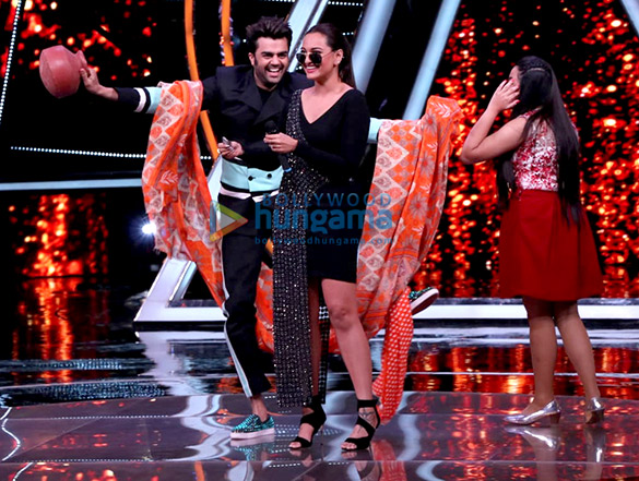 sonakshi sinha snapped on the sets of indian idol 7 2
