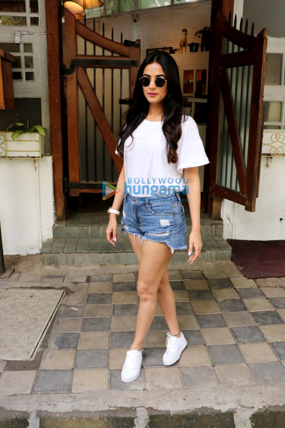 sonal chauhan spotted at fable cafe in juhu 4