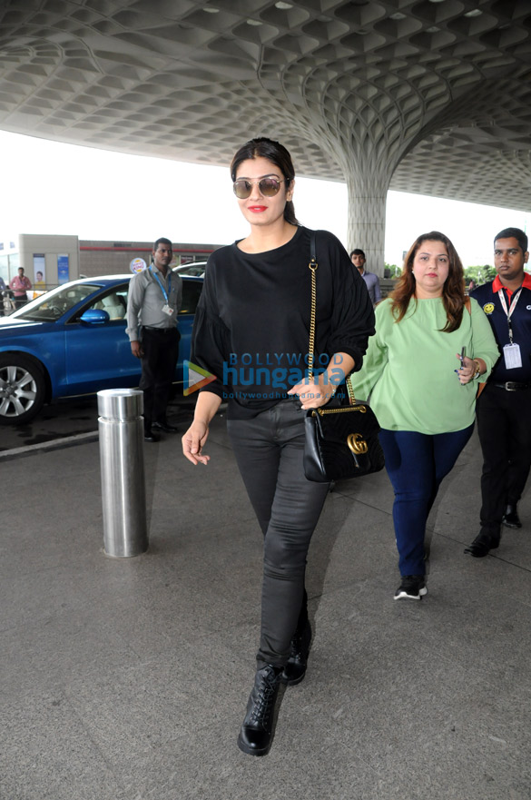sonam kapoor ahuja raveena tandon and others snapped at the airport 2