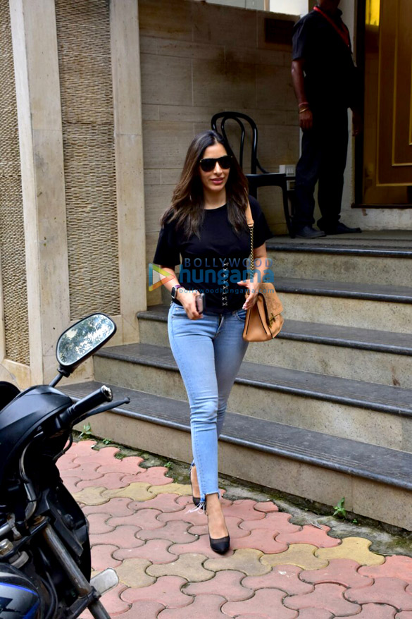 sophie choudry snapped at manish malhotras house in khar 2