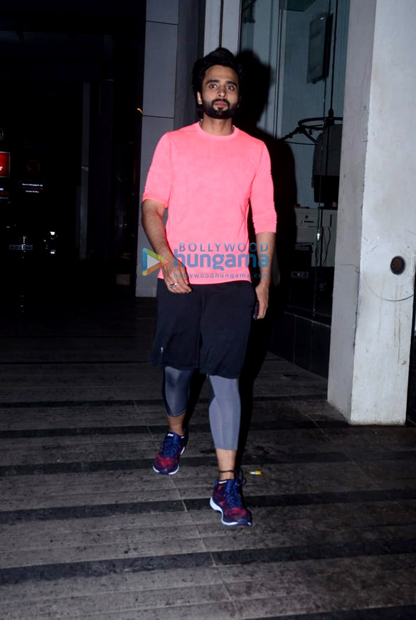 varun dhawan and jackky bhagnani spotted at the gym in khar 2