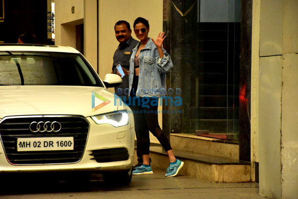 varun dhawan and sonal chauhan snapped outside the gym in bandra 1