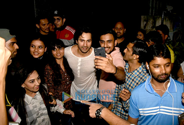 varun dhawan snapped giving selfies to his fans 5