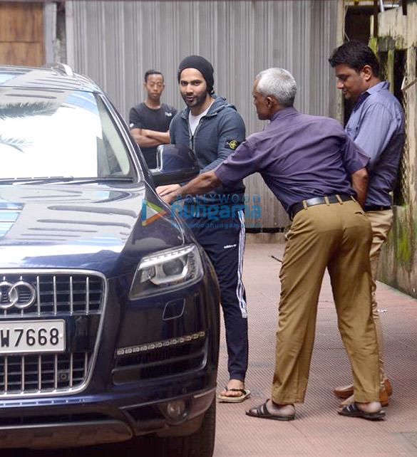 varun dhawan snapped in bandra 1 2