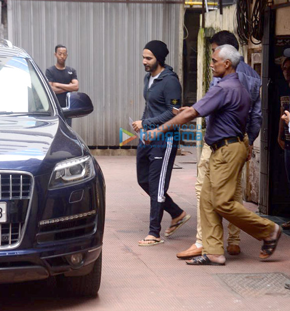 varun dhawan snapped in bandra 3 2