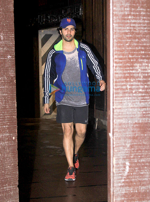 varun dhawan spotted at the gym in juhu 2
