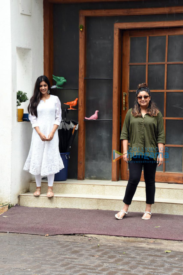 vatsal sheth ishita dutta and tanushree dutta spotted at juhu for family lunch 4