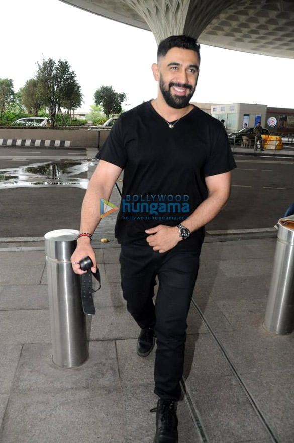 vidya balan nawazuddin siddiqui and others snapped at the airport1 2