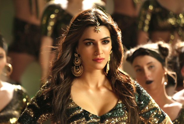 Watch: Kriti Sanon sizzles in ‘Aao Kabhi Haveli Pe’ from Stree