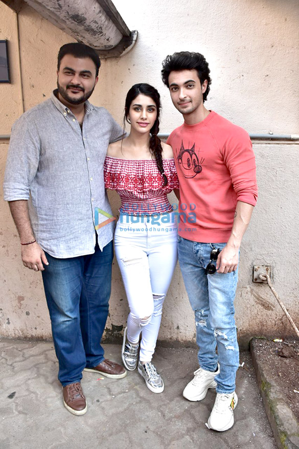 aayush sharma and warina hussain snapped promoting loveratri at mehboob studio in bandra 1