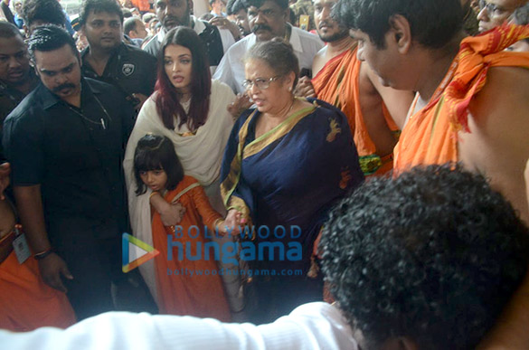 aishwarya rai bachchan visits the gbt mandals ganpati pandal in sion along with her daughter aaradhya and her mother 4